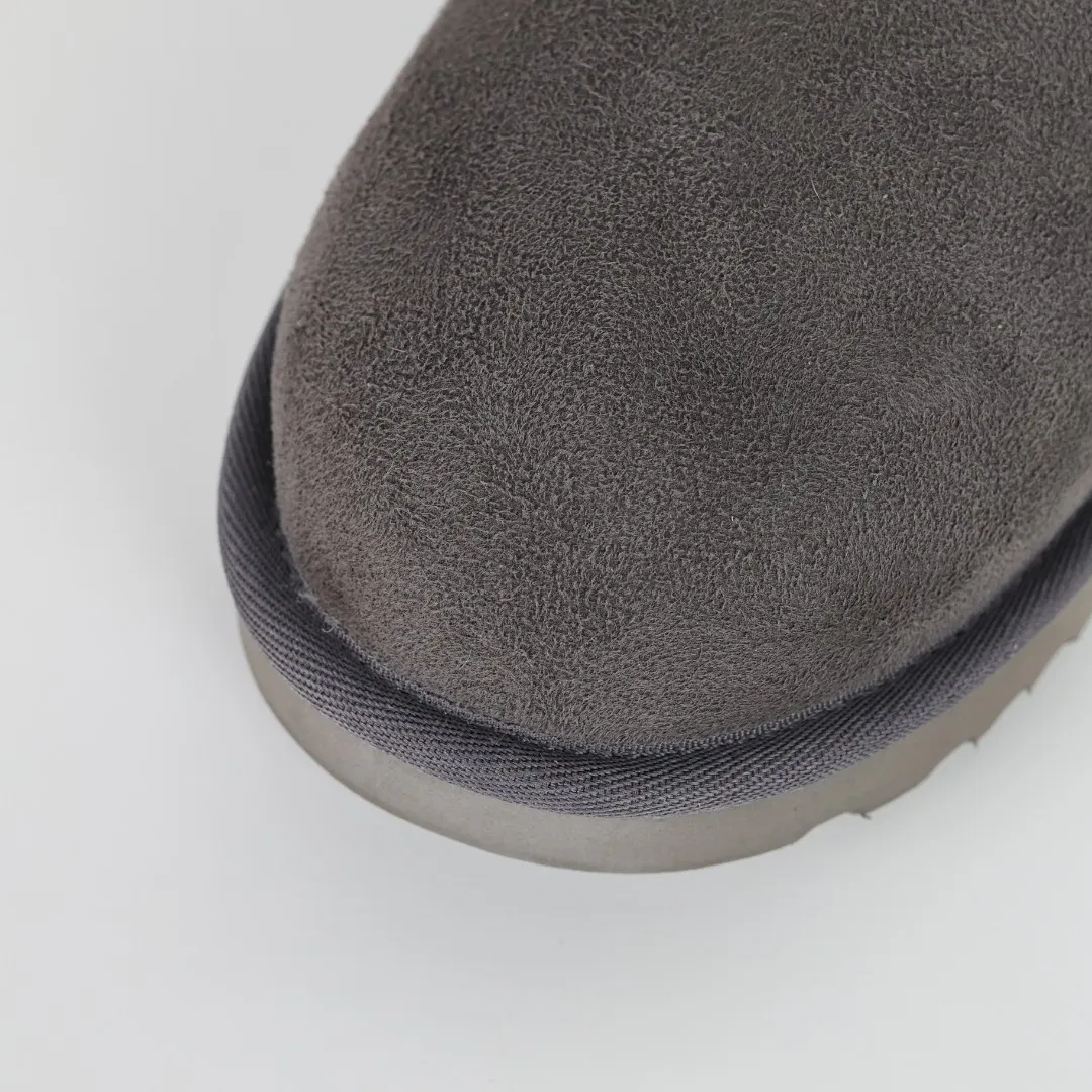 Pick up locally 💰520 Core recommendation Good price It is a very suitable choice for keeping warm in winter and at home. In the new year, uug launched a series of styles, which are partial to the preferences of young consumers and have also moved to the forefront of fashion trends. Shoe body material Water-repellent coated suede upper 17mm UGGPURE™ implantable wool insole Lightweight non-slip comfortable rubber outsole With brand LOGO trademark Comes with a full set of packaging Size: 35 36 37 38 39 40 41 42 43 44